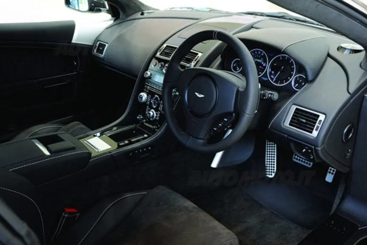 Aston Martin V12 Vantage e DBS Carbon Black (5)