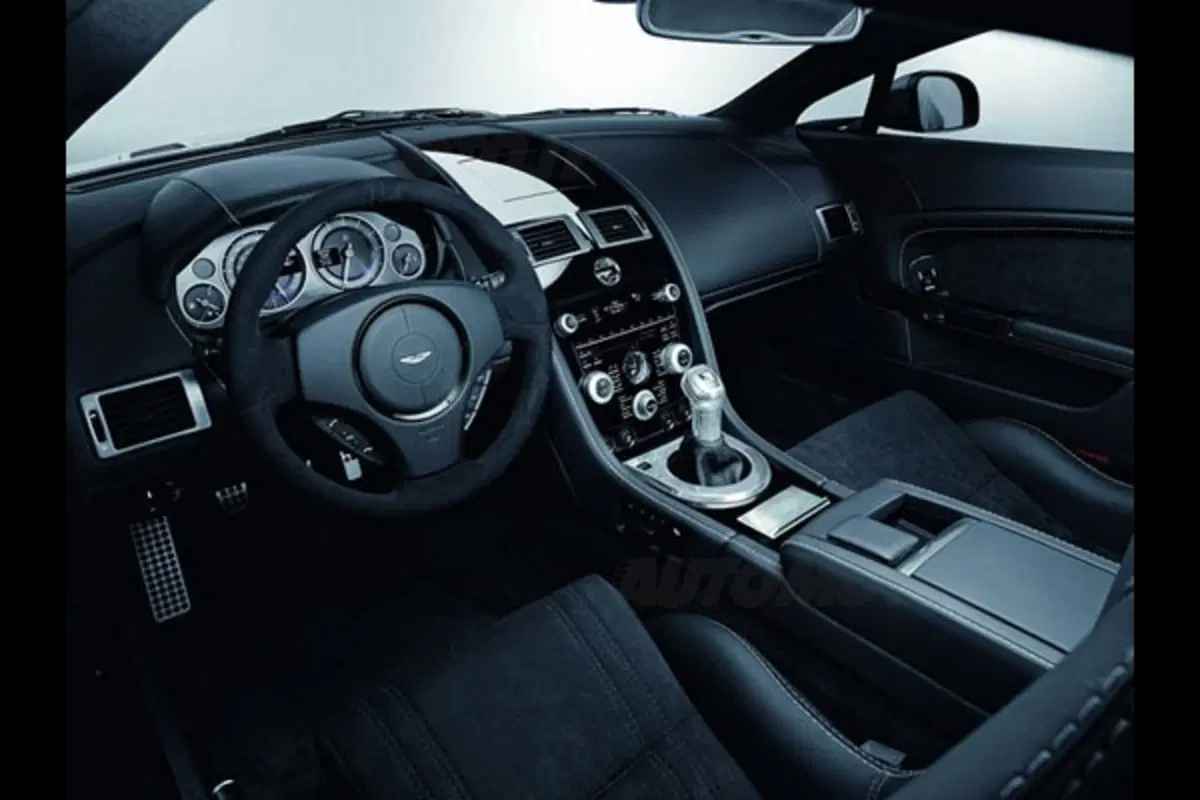 Aston Martin V12 Vantage e DBS Carbon Black (6)
