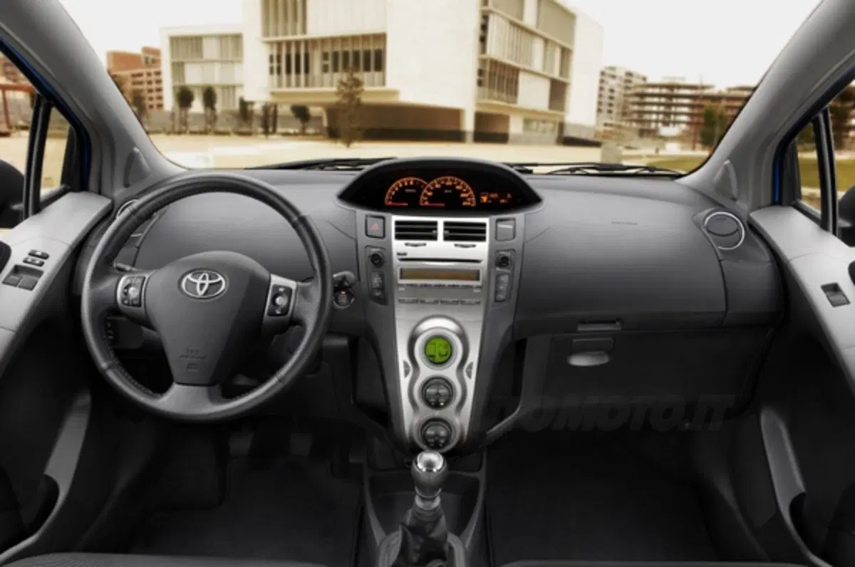 Toyota Yaris 2010 (18)