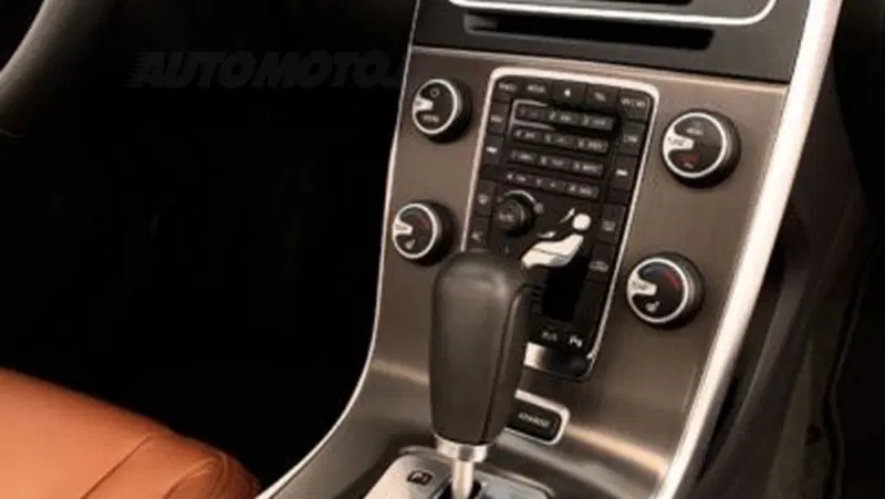 Volvo S60 2010: nuovi dettagli e foto