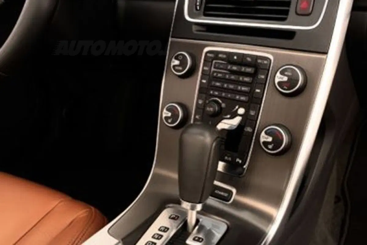 Volvo S60 2010: nuovi dettagli e foto