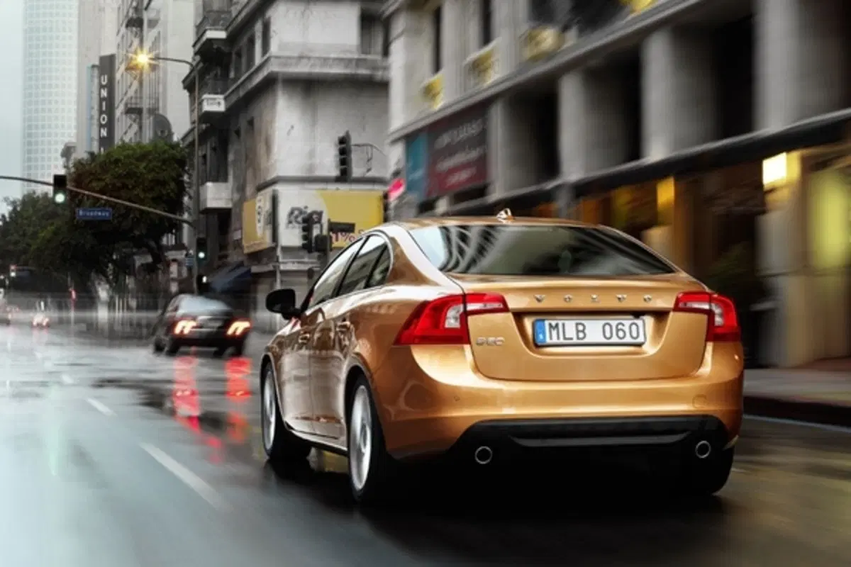 Volvo S60 2010: nuovi dettagli e foto (2)