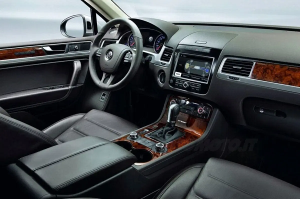 Volkswagen Touareg II: prime foto ufficiali (5)