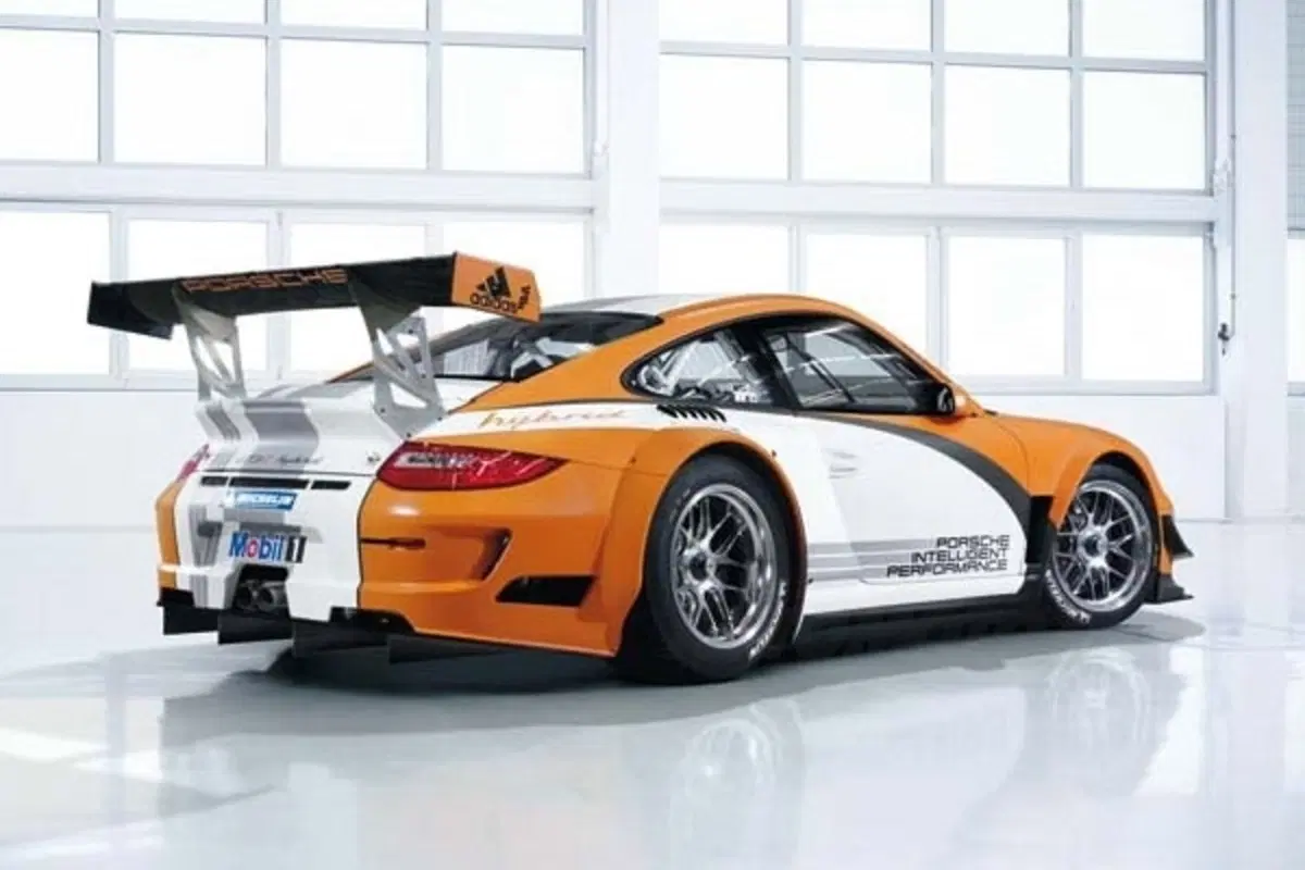 Porsche 911 GT3 R Hybrid (2)