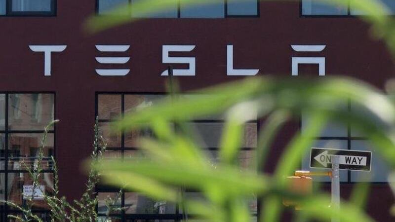 Tesla, stop all&#039;uso del termine Autopilot in Germania