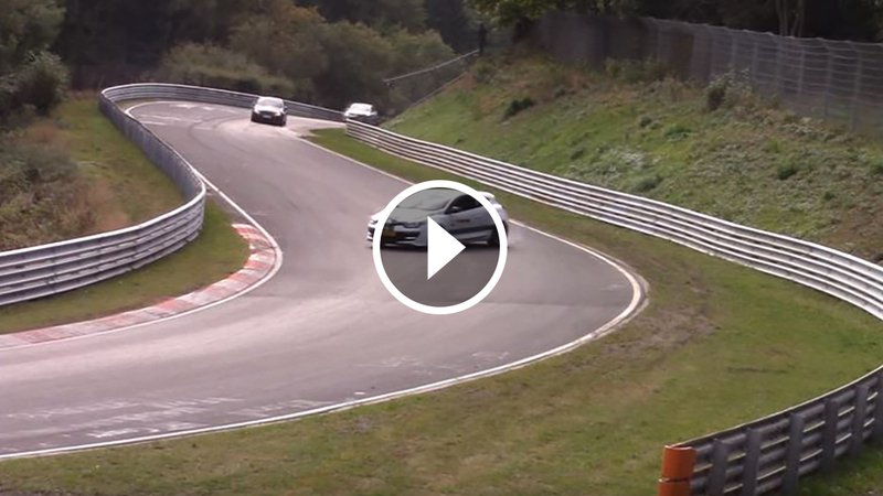 N&uuml;rburgring: Renault Megane Coup&eacute; RS in drift spettacolare [Video]