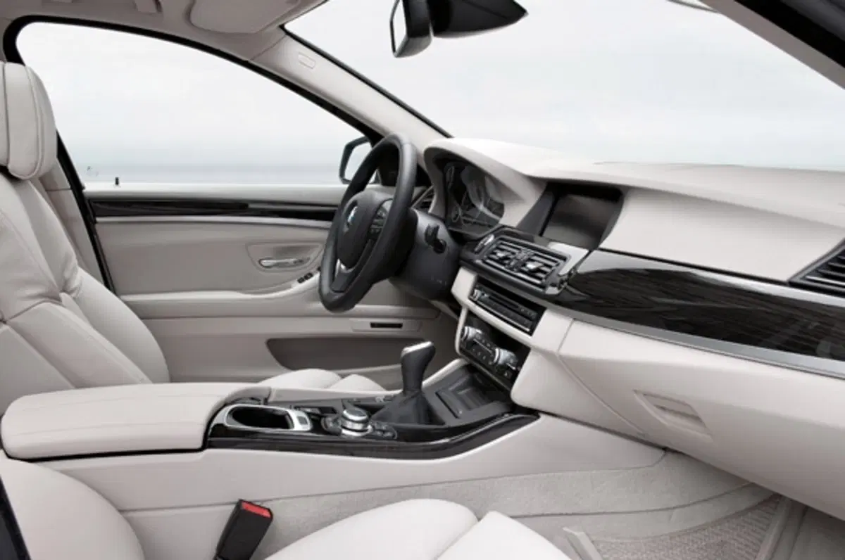 BMW Serie 5 Touring 2010 (32)