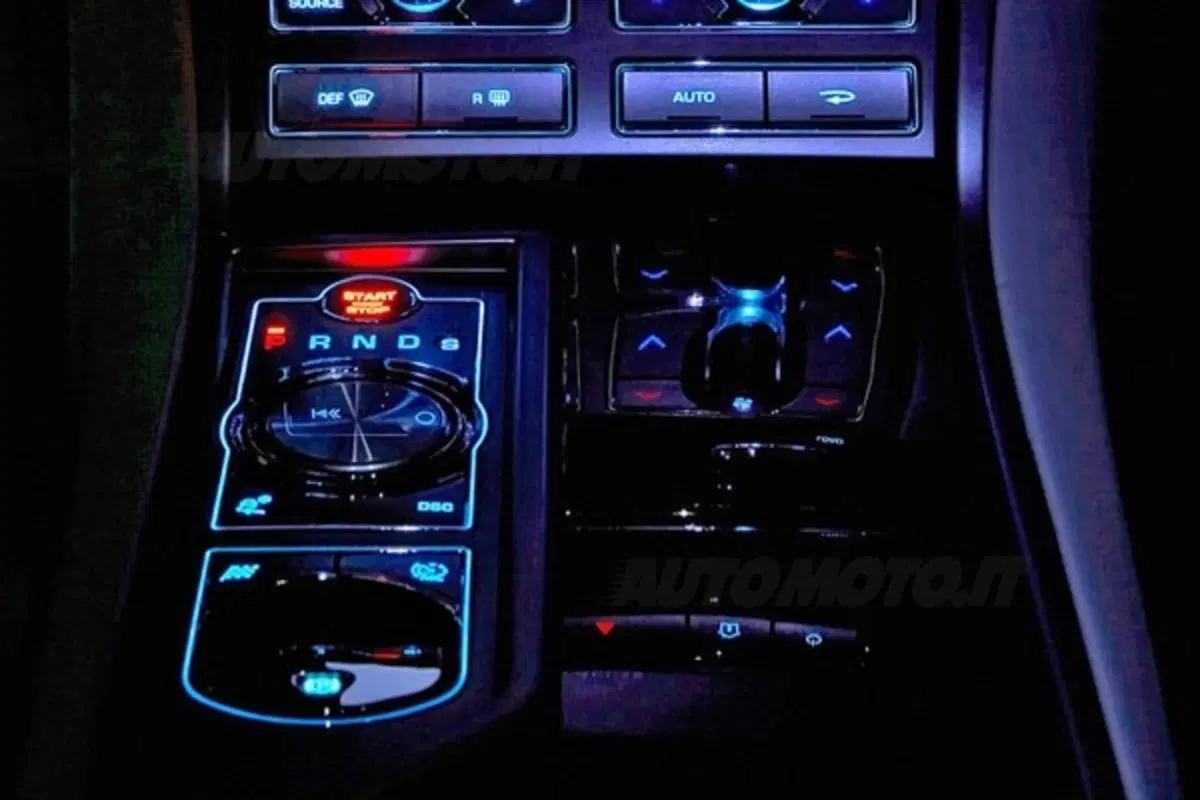 Jaguar XF (5)