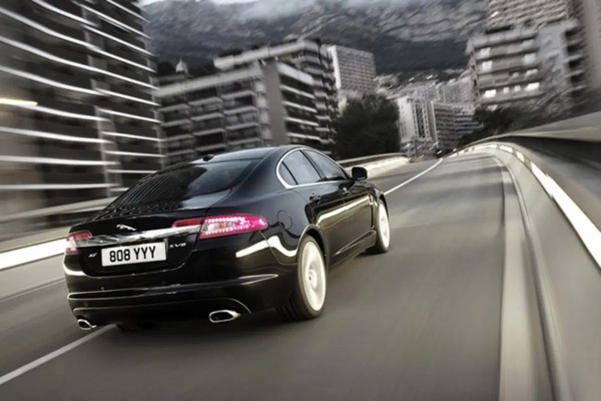 Jaguar XF (18)