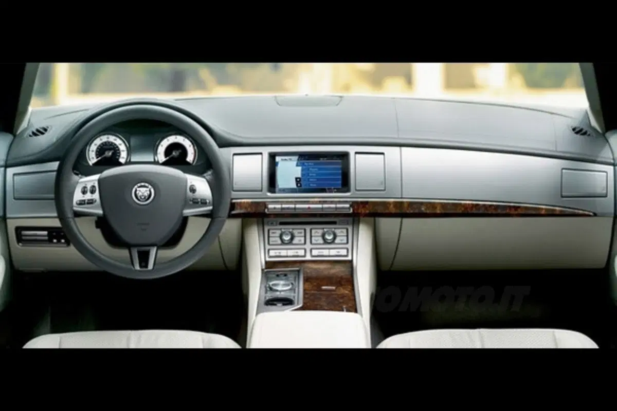 Jaguar XF (23)