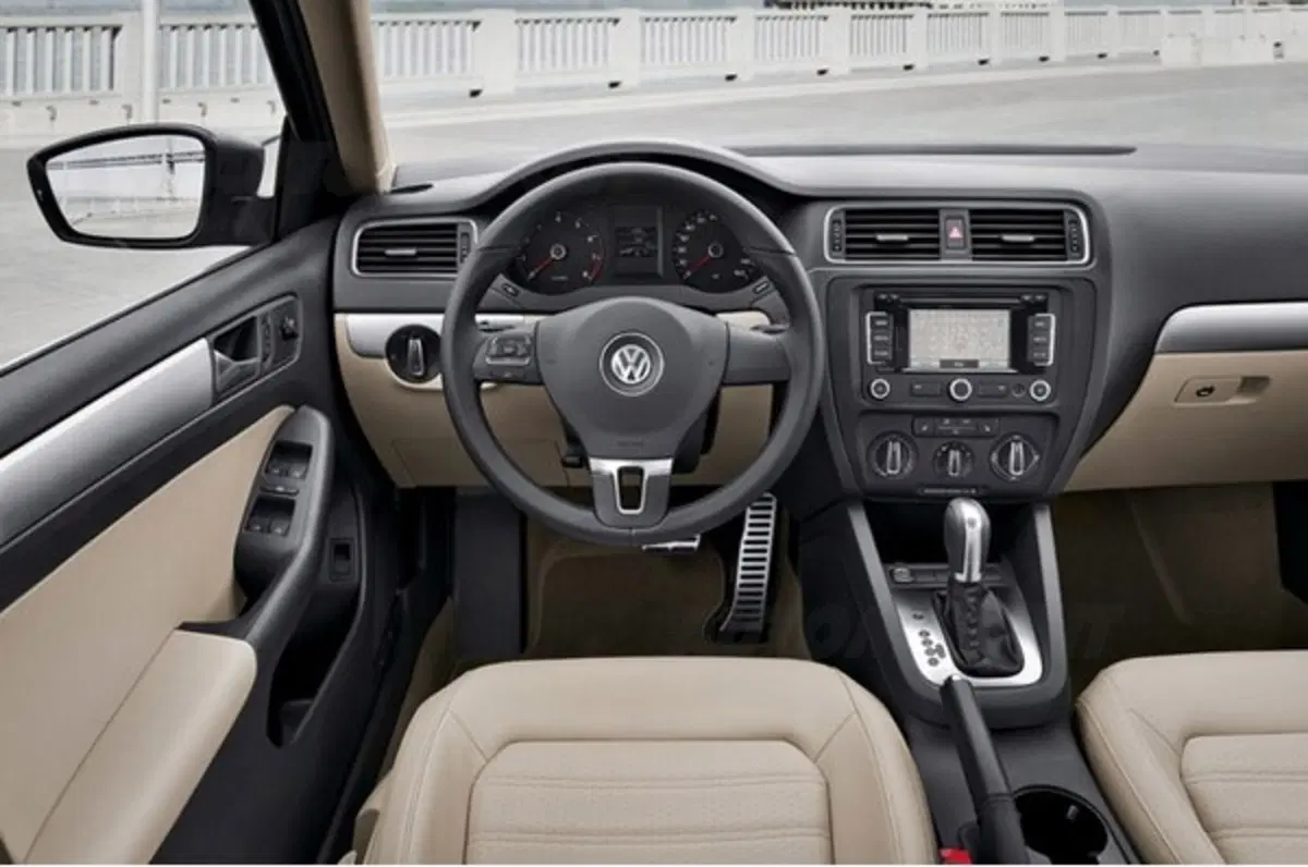 Volkswagen Jetta m.y. 2011 (7)