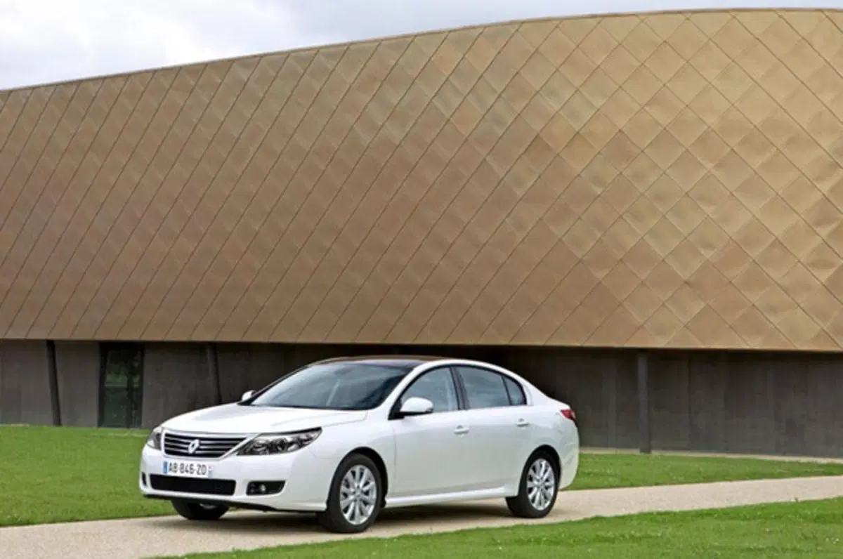 Renault Latitude: debutta in Russia