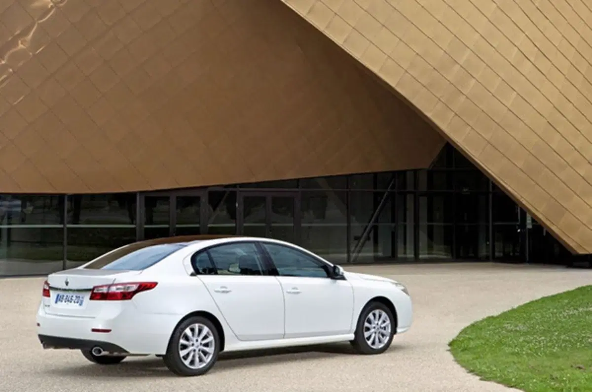 Renault Latitude: debutta in Russia (2)