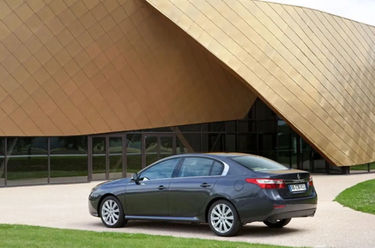 Renault Latitude: debutta in Russia (3)