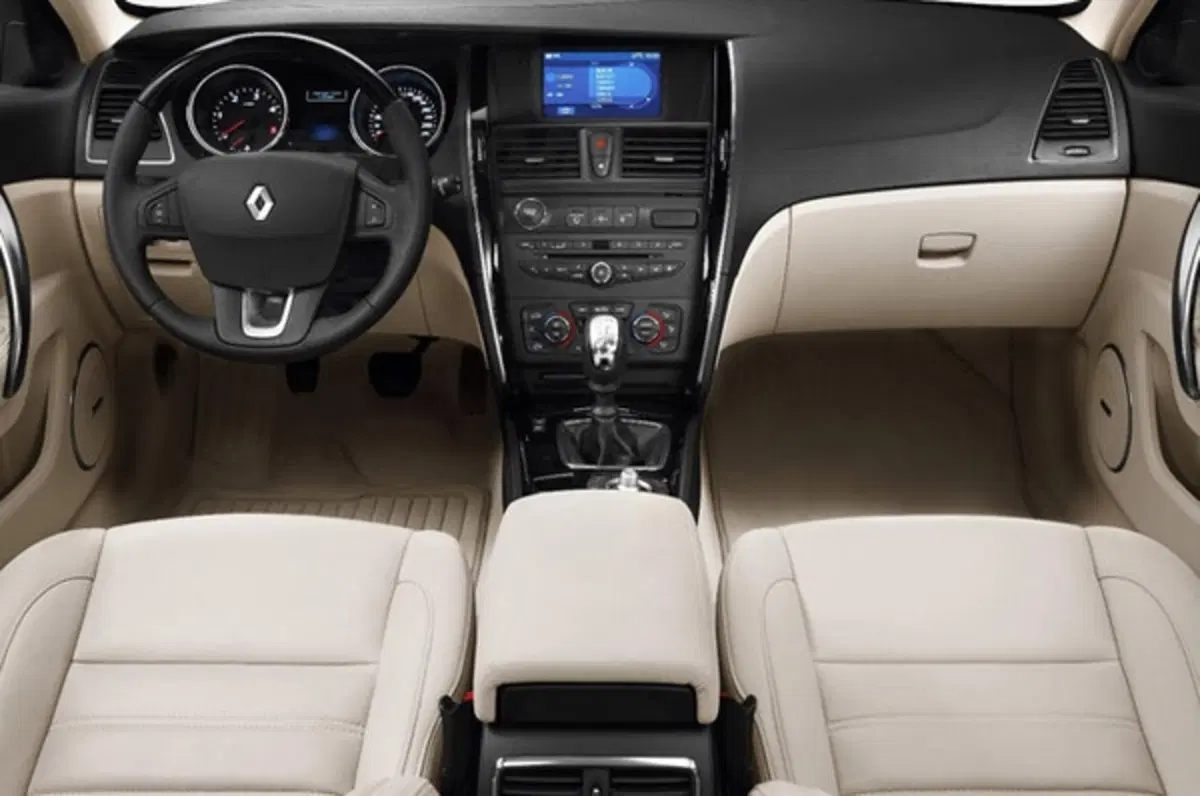 Renault Latitude: debutta in Russia (11)