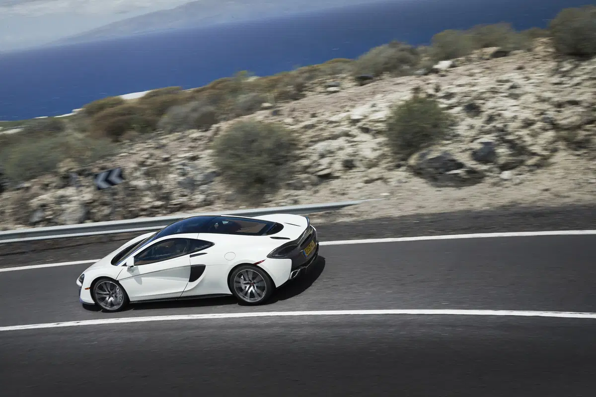 Al supermercato con la Mclaren 570GT? Si può fare! (3)