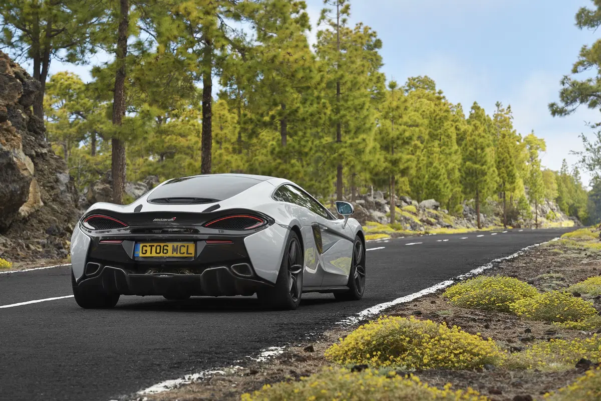 Al supermercato con la Mclaren 570GT? Si può fare! (10)