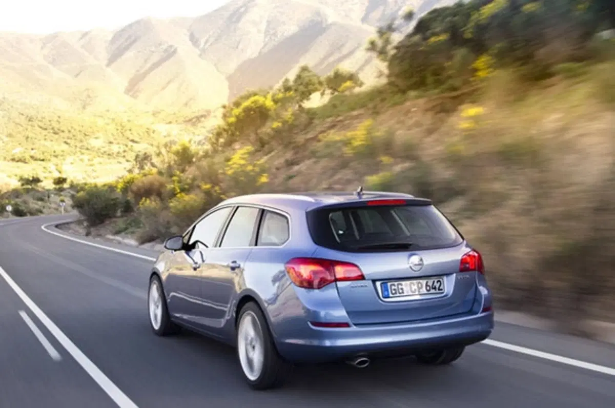 Opel Astra Sports Tourer (3)