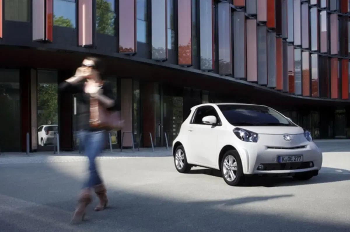 Toyota iQ M.Y. 2011 (2)