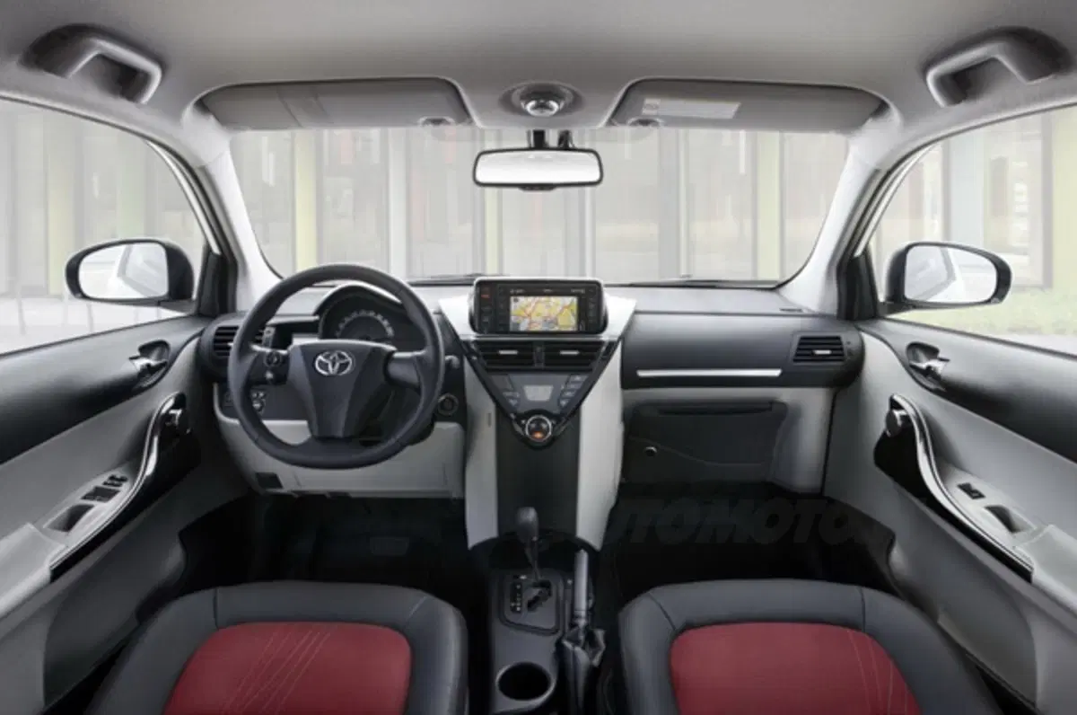 Toyota iQ M.Y. 2011 (7)