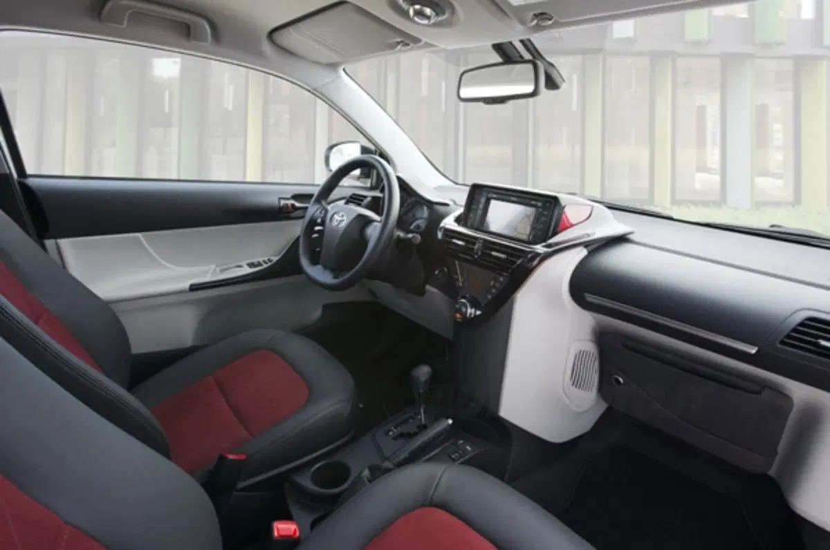 Toyota iQ M.Y. 2011 (8)