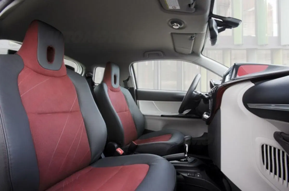 Toyota iQ M.Y. 2011 (9)