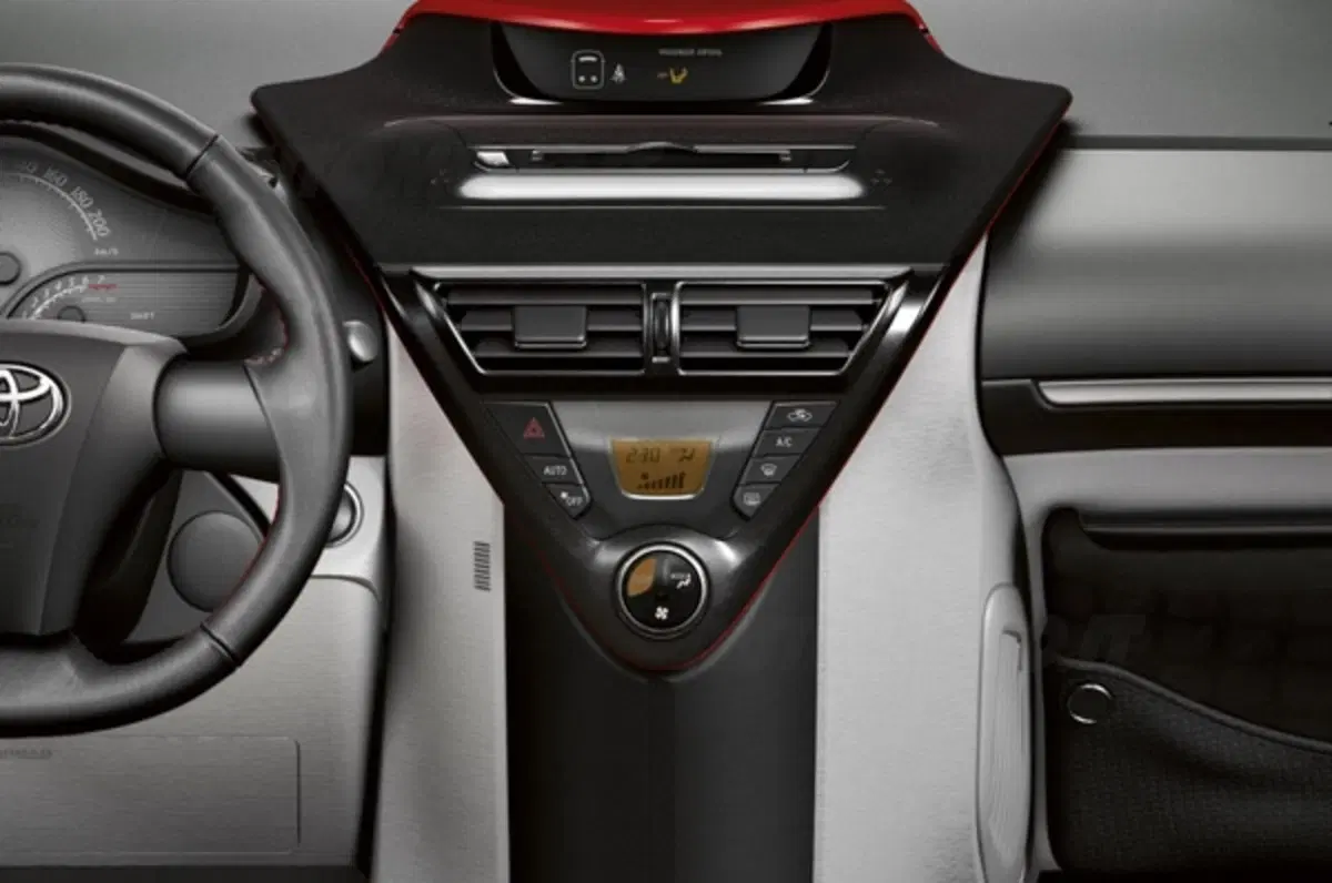 Toyota iQ M.Y. 2011 (16)