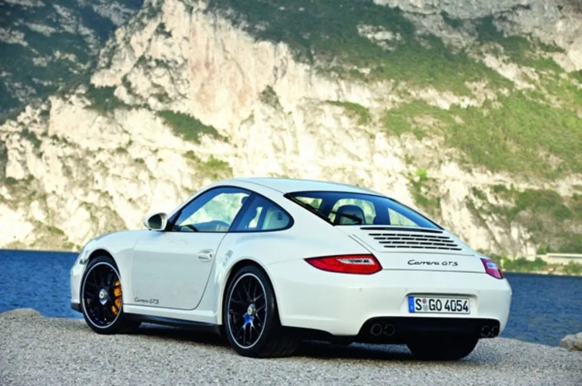 Porsche 911 Carrera GTS (3)