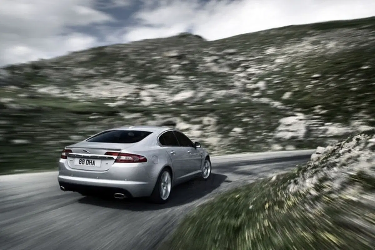 Jaguar XF Flybrid (2)