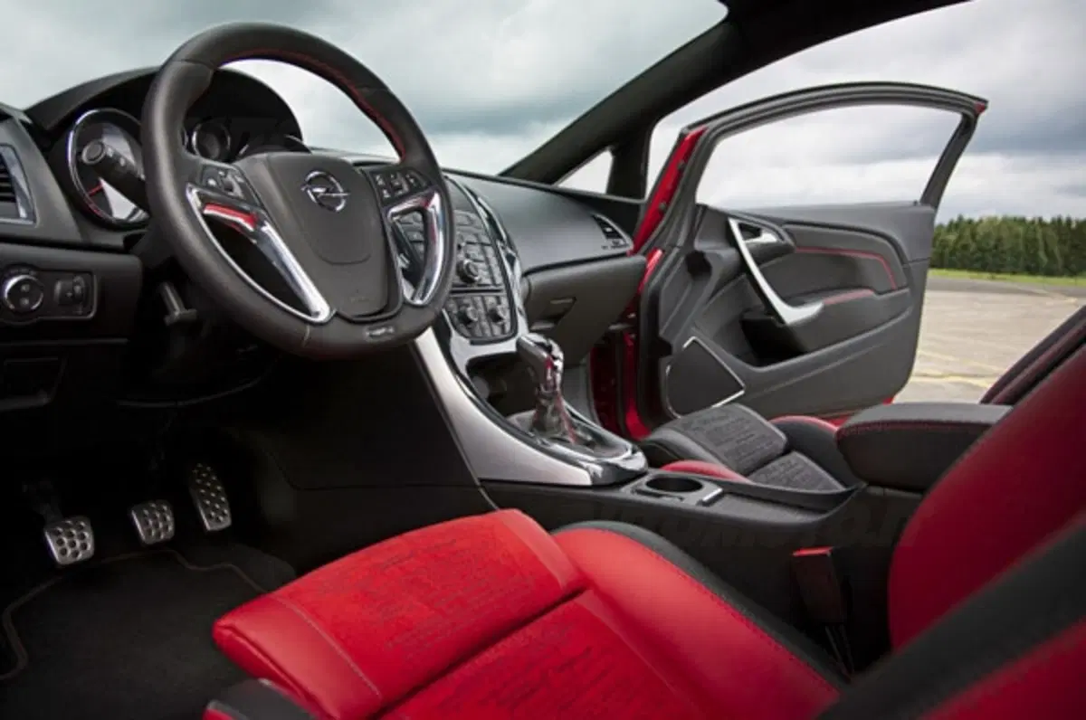 Opel Astra GTC Paris Concept (32)