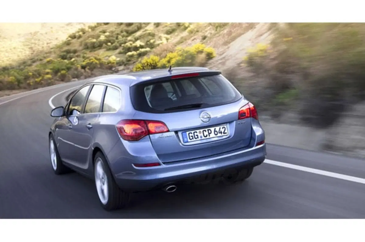 Opel Astra Sports Tourer: da 18.100 euro (4)