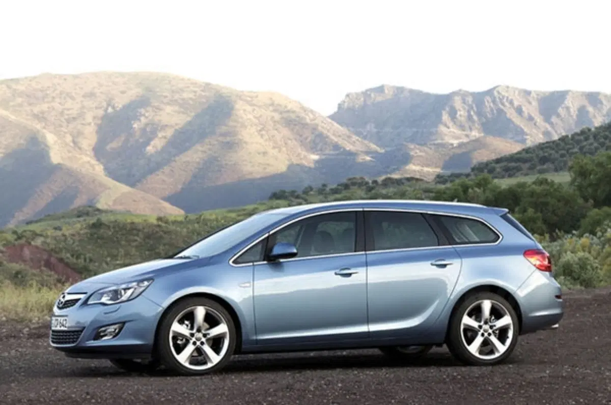 Opel Astra Sports Tourer: da 18.100 euro (10)