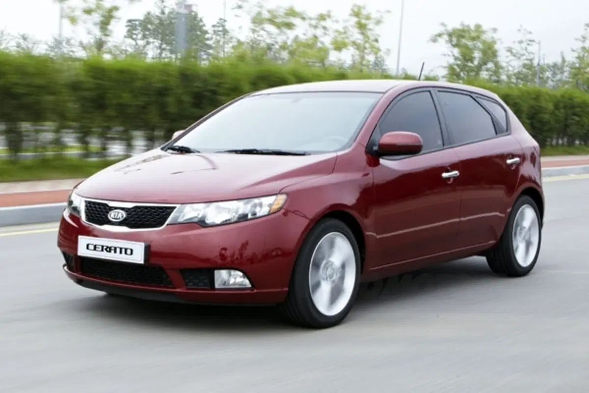 Kia Cerato 5 porte (3)