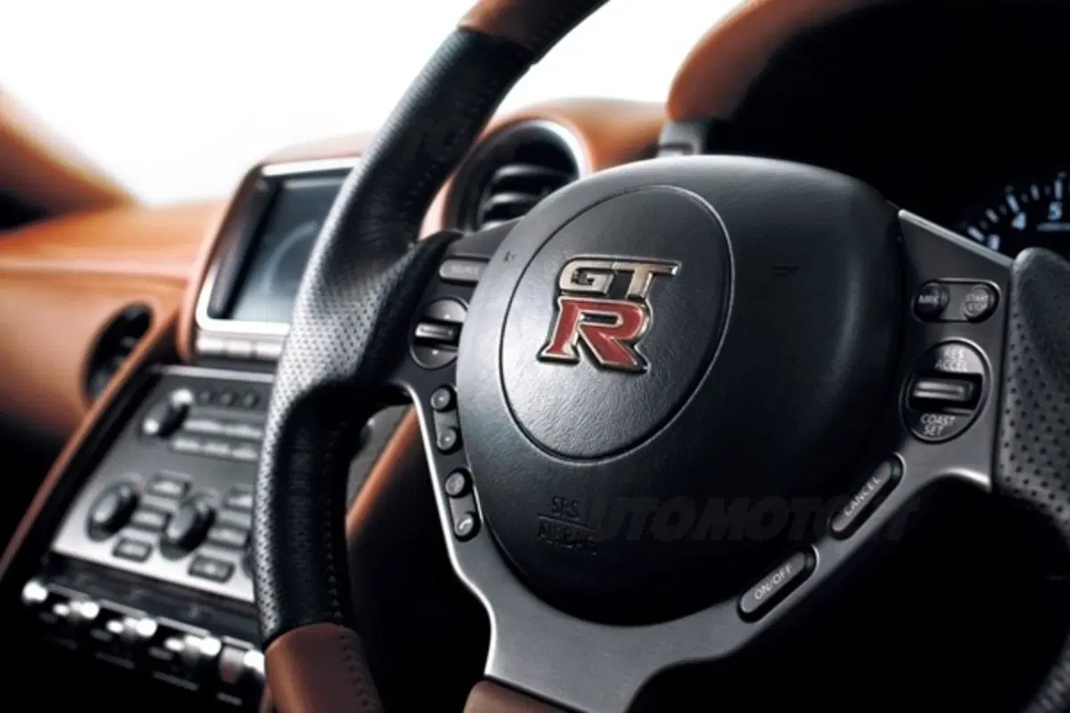 Nissan GT-R facelift: in concessionaria nel 2011 (11)