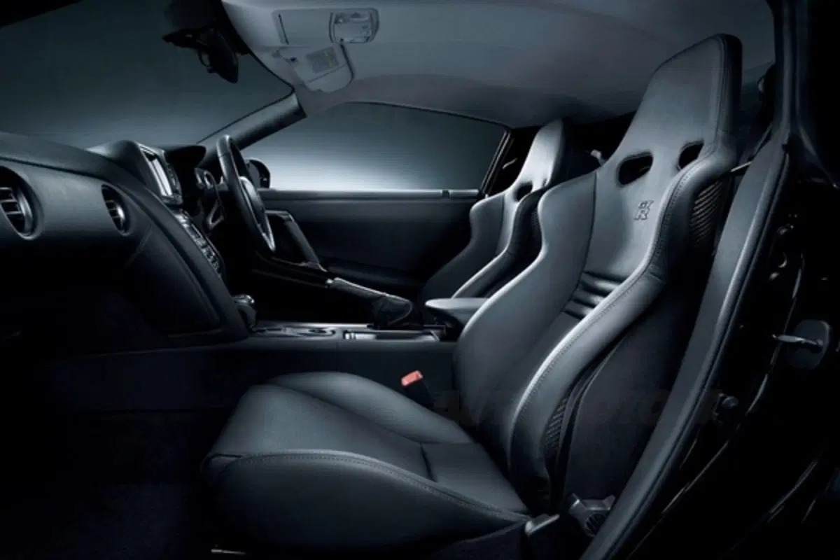 Nissan GT-R facelift: in concessionaria nel 2011 (12)