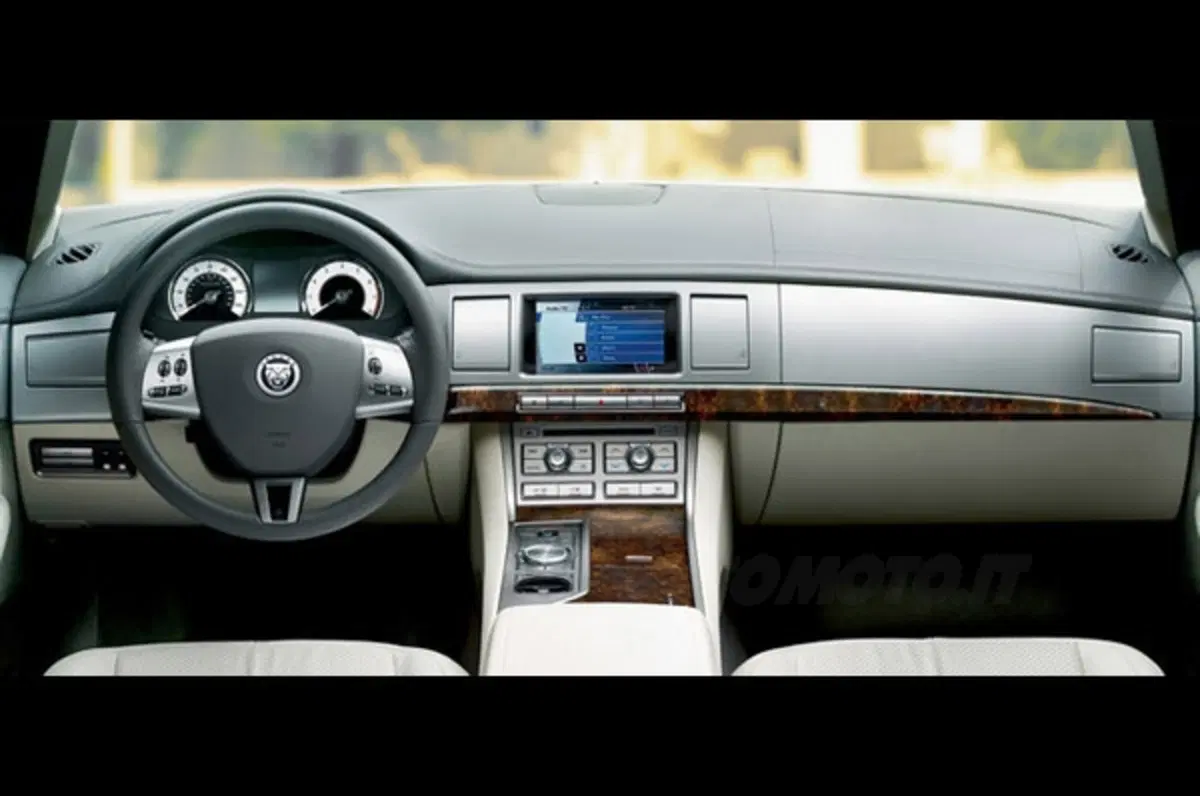 Jaguar XF: in arrivo il 4 cilindri diesel da 190 CV (9)