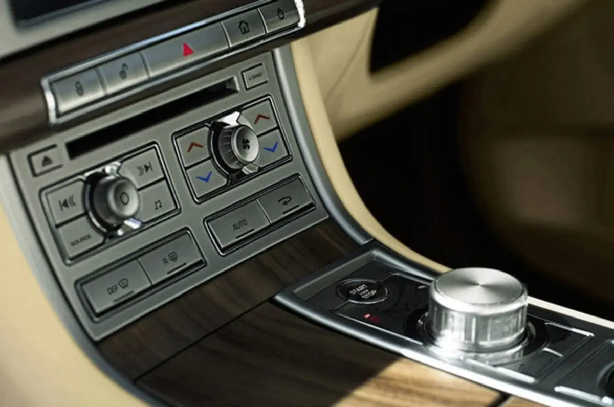 Jaguar XF: in arrivo il 4 cilindri diesel da 190 CV (10)