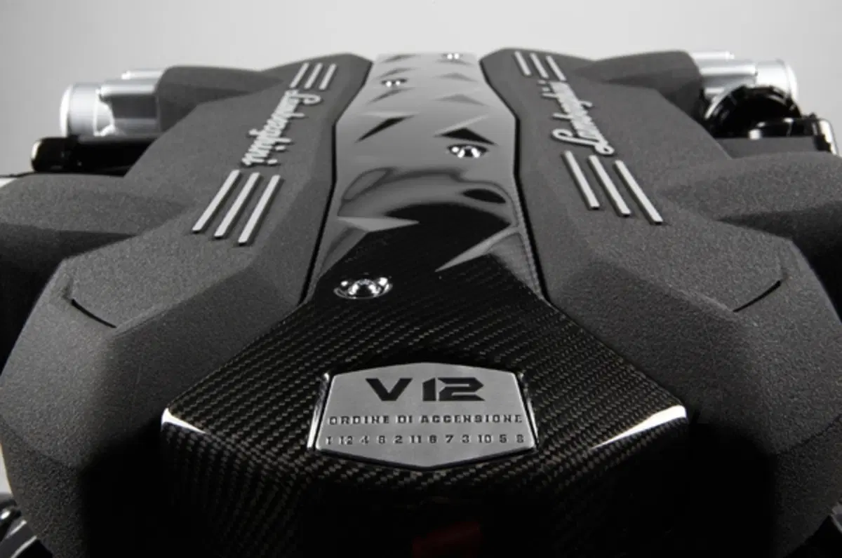 Lamborghini V12: Reventón inspired (9)