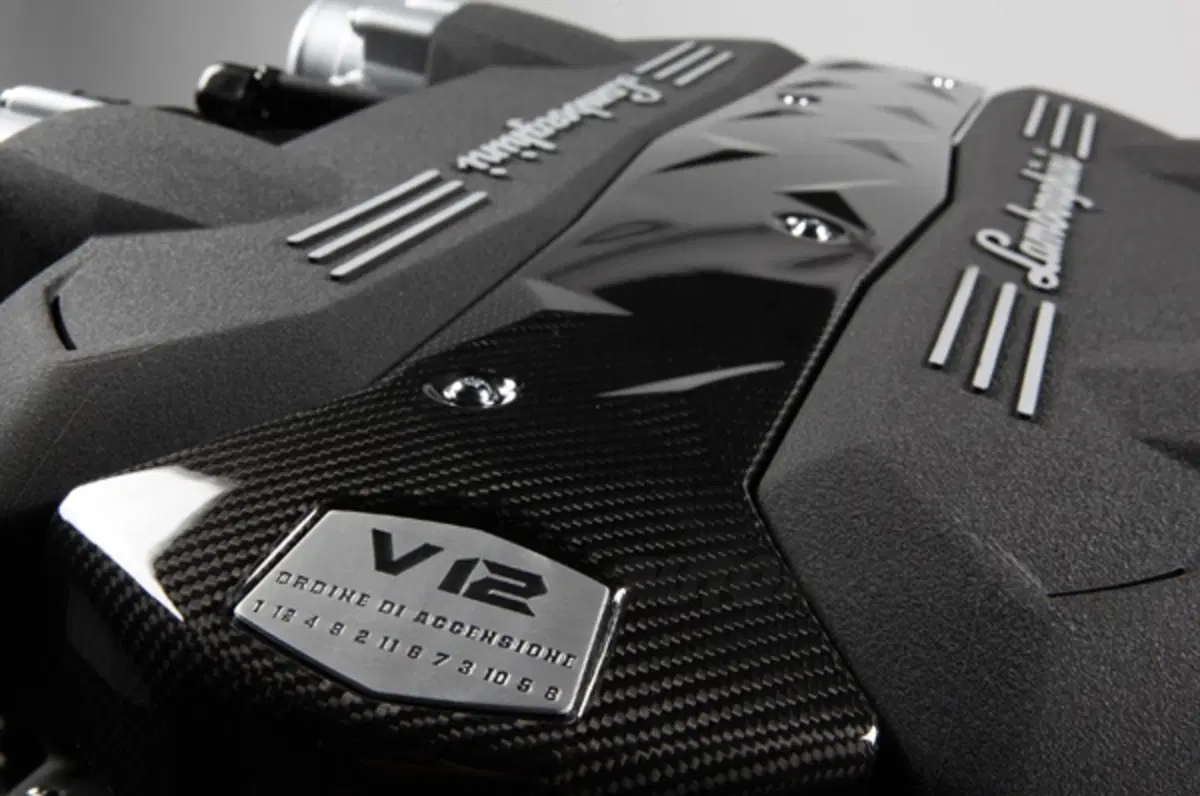 Lamborghini V12: Reventón inspired (10)