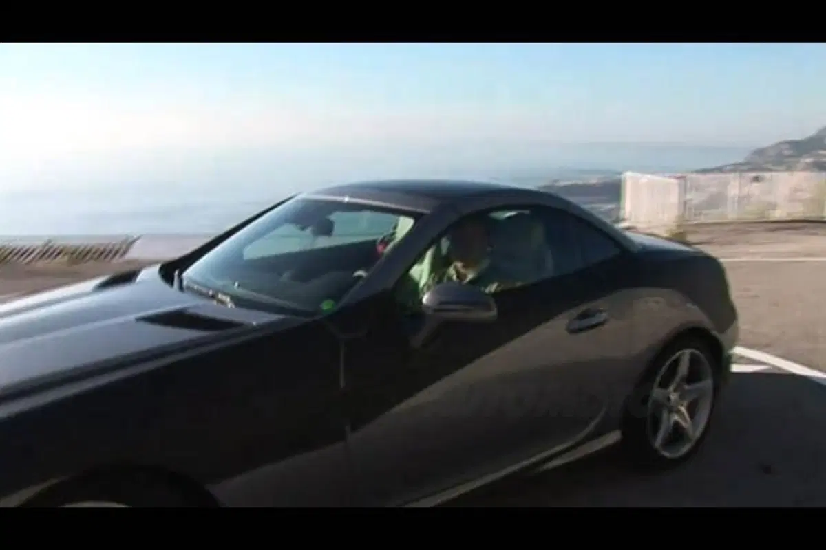 Nico Rosberg prova la nuova Mercedes SLK 2011