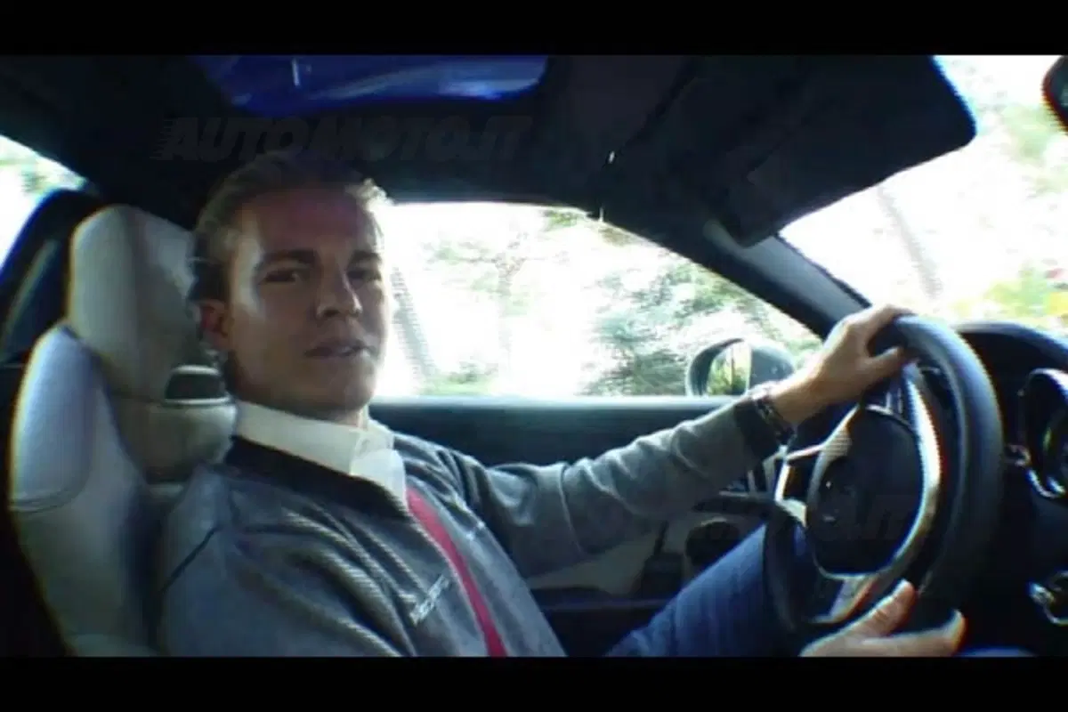 Nico Rosberg prova la nuova Mercedes SLK 2011 (4)