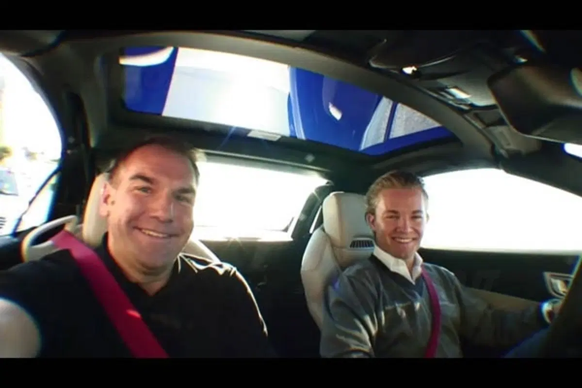 Nico Rosberg prova la nuova Mercedes SLK 2011 (7)