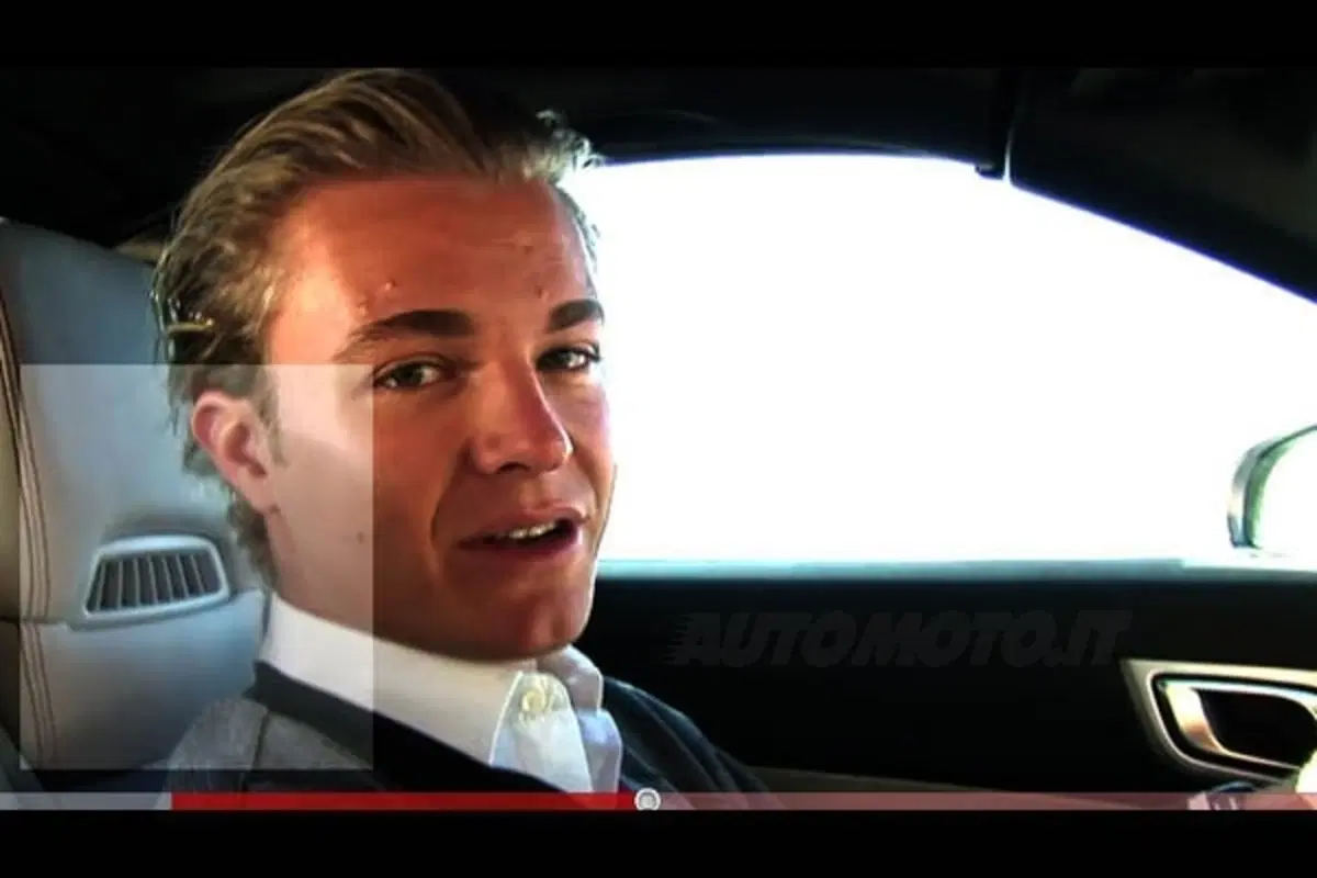 Nico Rosberg prova la nuova Mercedes SLK 2011 (9)