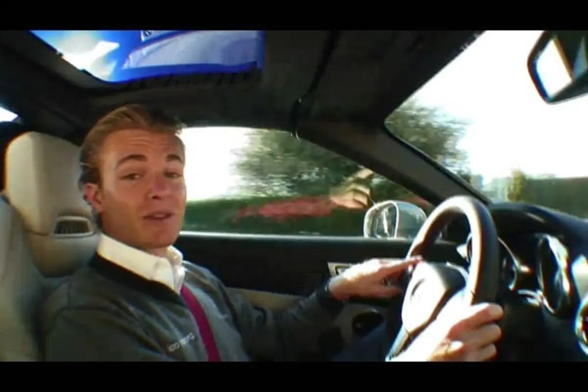 Nico Rosberg prova la nuova Mercedes SLK 2011 (10)