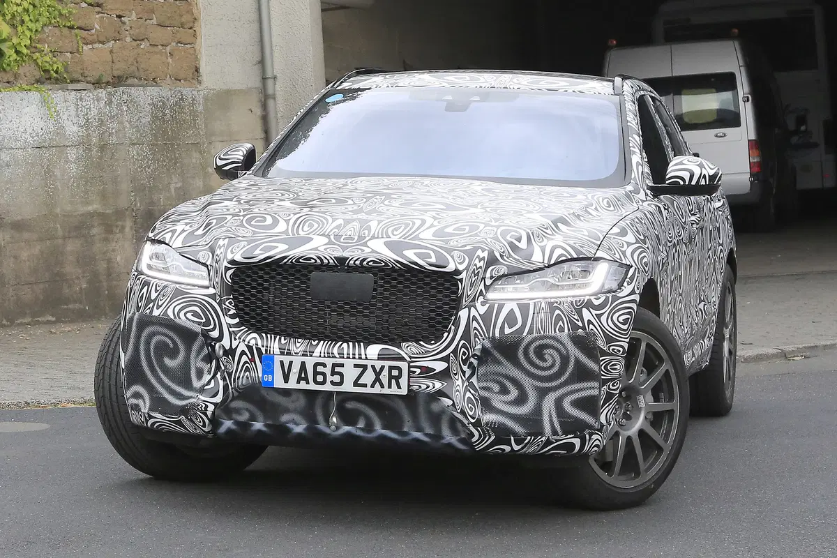 Jaguar F-Pace SVR: beccato lo spy al Nurburgring (8)