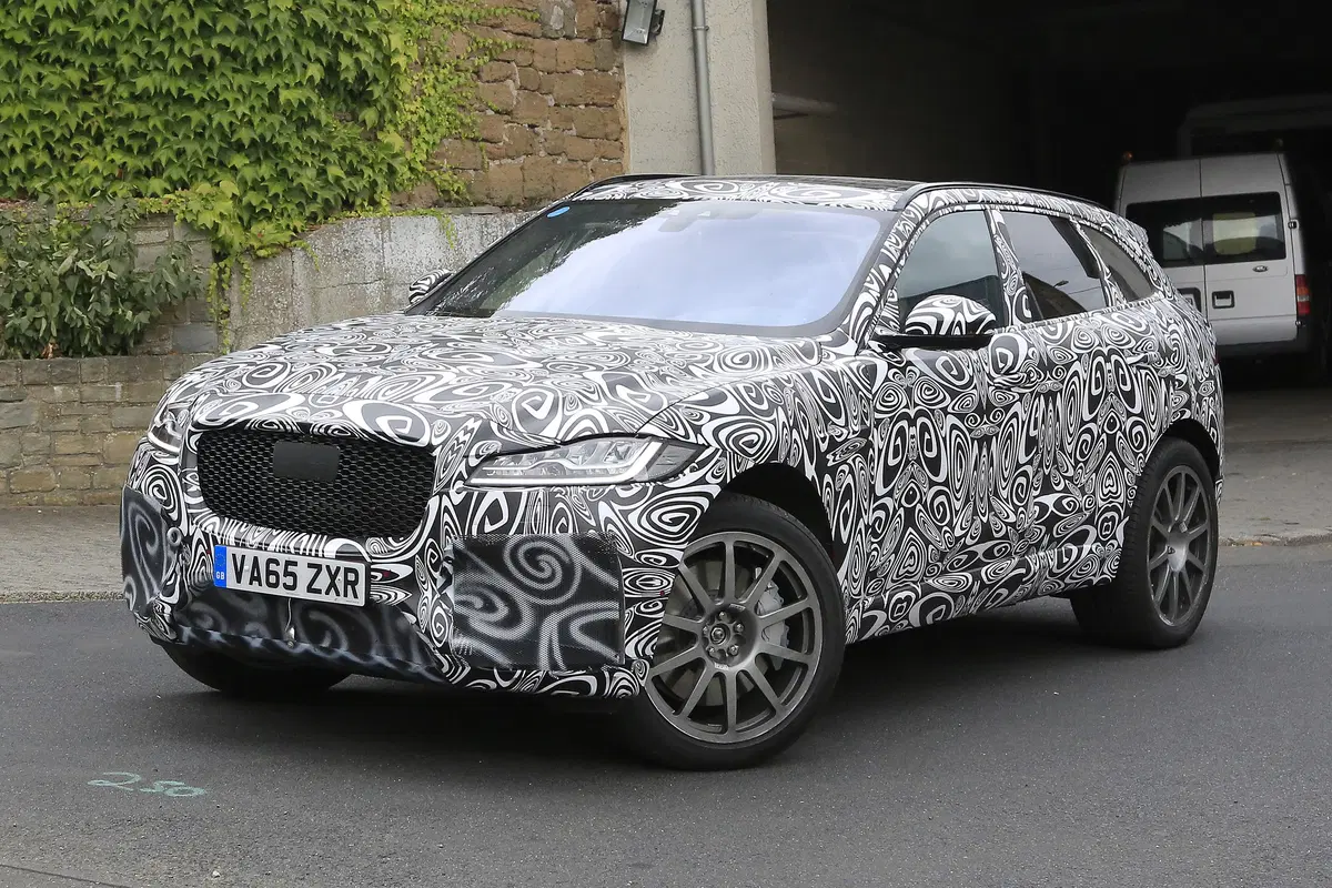Jaguar F-Pace SVR: beccato lo spy al Nurburgring (9)