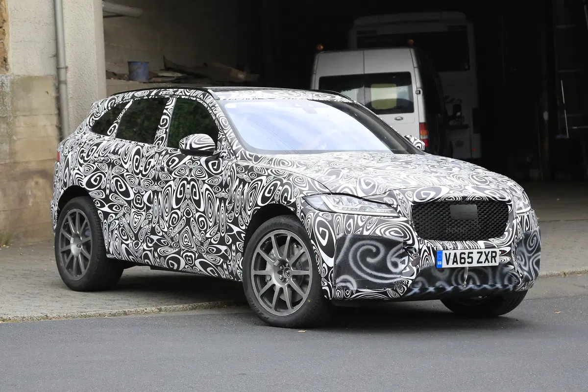 Jaguar F-Pace SVR: beccato lo spy al Nurburgring (10)