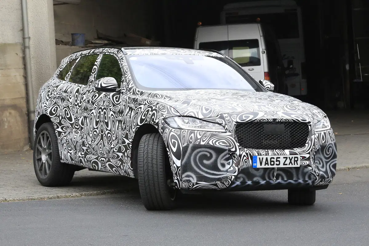Jaguar F-Pace SVR: beccato lo spy al Nurburgring (11)