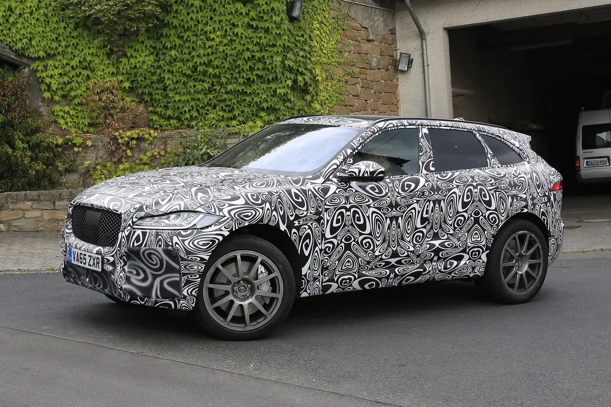 Jaguar F-Pace SVR: beccato lo spy al Nurburgring (12)