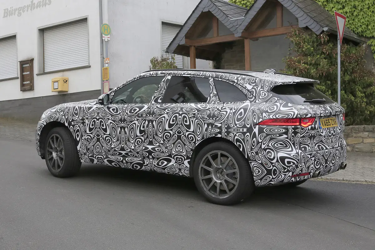 Jaguar F-Pace SVR: beccato lo spy al Nurburgring (13)